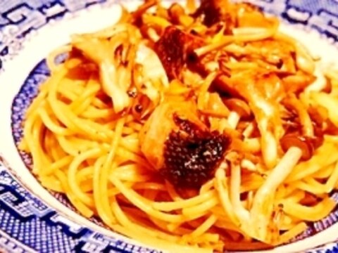 秋を感じる旬の、秋鮭としめじのバター醤油和パスタ